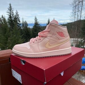 Nike Air Jordan 1 Mid SE 'Pink Salt' Sneakers